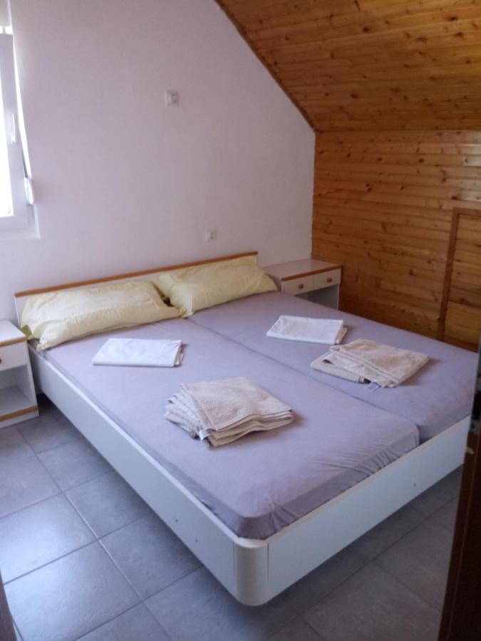 Ferienwohnung .....und der Hund darf mit Privlaka  Exterior foto